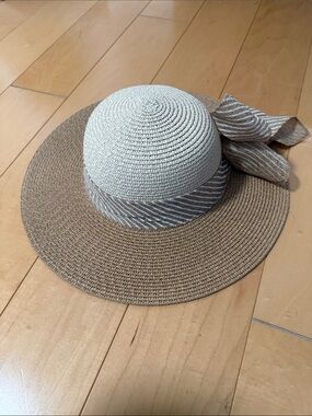 Women’s Two-Tone Wide Brim Straw Sun Hat with Bow